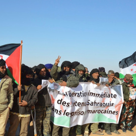 Manifestación de saharauis en el campo de refugiados de Rabuni (en la región argelina de Tinduf) para pedir a la ONU un mecanismo de vigilancia que frene el incremento de la represión policial marroquí en las zonas ocupadas de la antigua co