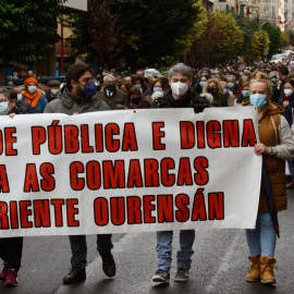  Miles de personas participan en una manifestación de reivindicación de la sanidad pública, a 28 de noviembre de 2021, en O Barco de Valdeorras, Ourense, Galicia (España). Esta protesta reclama para exigir una asistencia sanitaria “digna y 