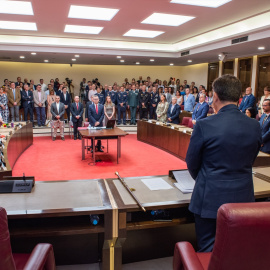  El alcalde entrante de la ciudad, Manuel Serrano (PP) (c), durante el minuto de silencio por las víctimas de la violencia machista en la sesión de constitución del Ayuntamiento de Albacete, a 17 de junio de 2023, en Albacete, Castilla-La M