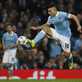 Agüero controla un balón en el encuentro entre el City y el Dinamo de Kiev./REUTERS