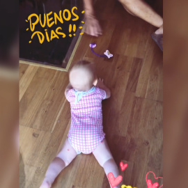 Patricia Montero enseña a gatear a su hija Laila