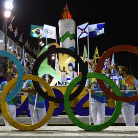 Los aros olímpicos en el desfile del carnaval de Río de Janeiro./AFP
