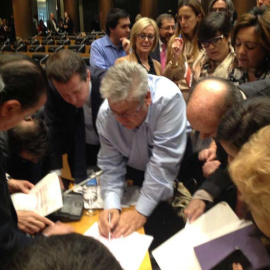 Diputados de diferentes grupos firman el documento del acuerdo. / J.A.B.