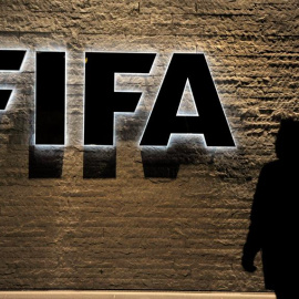 Imagen de archivo del logotipo de la FIFA en su sede de Zúrich, Suiza. EFE/Steffen Schmidt