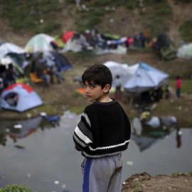Un niño sirio permanece en el campamento provisional de refugiados en Idomeni, Grecia. EFE/Orestis Panagiotou