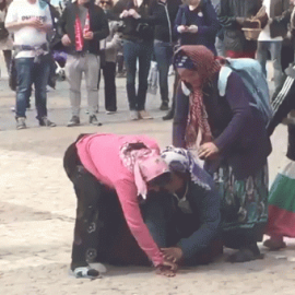 Captura del vídeo en el que las mujeres recogen del suelo las monedas que les lanzaban los hinchas.