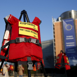 Un chaleco salvavidas durante una protesta de Amnistía Internacional frente a la sede de la Comisión Europea en Bruselas. - REUTERS