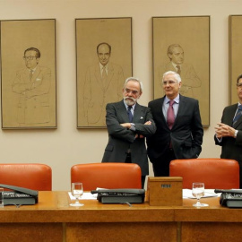 El presidente de la Comisión de Defensa del Congreso, José María Barreda (c), junto al vicepresidente segundo, Juan José Matarí (d), y el letrado Nicolás Pérez-Serrano (i), al inicio de la Comisión, a la que no ha acudido el ministro de Def