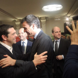 Sánchez pide a Tsipras en Bruselas que interceda ante Iglesias para que facilite su investidura./EUROPA PRESS