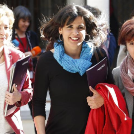 La portavoz de Podemos, Teresa Rodriguez (c), a su llegada al pleno del Parlamento andaluz celebrado el miércoles en Sevilla. EFE/Jose Manuel Vidal