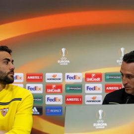 Iborra junto a Unai Emery esta semana en la rueda de prensa previa al partido del Sevilla contra el Basilea. /EFE