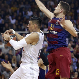 Ayón y Satoransky luchan por un balón durante el partido. EFE/Andreu Dalmau