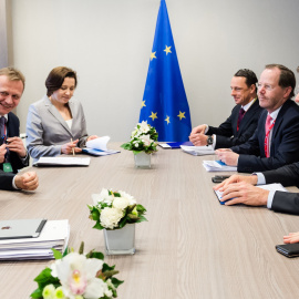 El presidente del Consejo Europeo, Donald Tusk, conversando ayer en Bruselas con el primer ministro holandés, Mark Rutte. /REUTERS