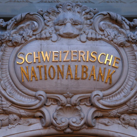 El logo del Banco Nacional Suizo, en la entrada de su sede en Berna. REUTERS