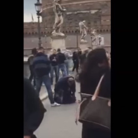 Captura del vídeo que muestra al hincha del Sparta orinando sobre una mendiga.