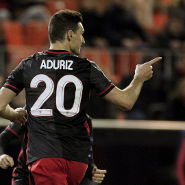 Aduriz celebra el gol marcado ayer contra el Valencia en la vuelta de los octavos de la Europa League. /REUTERS