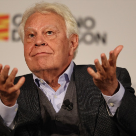 El expresidente del Gobierno de España Felipe González interviene en el foro 'El desafío de los grandes incendios forestales. Impactos en el territorio', en la Sala de la Corona del Edificio Pignatelli, a 25 de enero de 2023, en Zaragoza. -