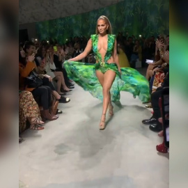 JLo desfila con el vestido de Versace que llevó en los 2000