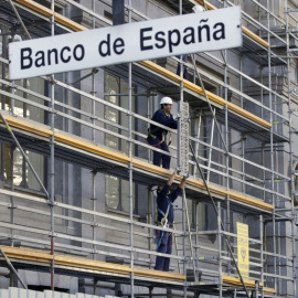 Unos trabajadores montan un andamio en la fachada del edificio del Banco de España, en Madrid. REUTERS