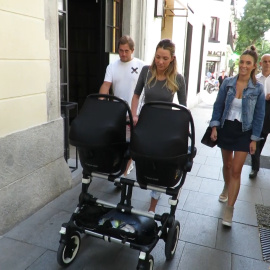Alice Campello pasea a sus bebés por las calles de Madrid