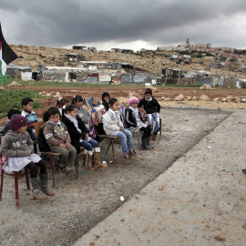 Una maestra palestina durante una clase a niños en la comunidad de Abu Nawar cerca del asentamiento judío de Maale Adumim, en la ciudad cisjordana de Al-Azariya, al este de Jerusalén. AHMAD GHARABLI / AFP