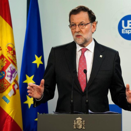 El presidente del Gobierno en funciones, Mariano Rajoy, durante la rueda de prensa que ha ofrecido este viernes en Bruselas al término del Consejo Europeo. EFE//Horst Wagner