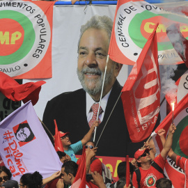 Integrantes de las centrales obreras y los movimientos sociales simpatizantes del Gobierno participan en una manifestación de apoyo a la presidenta brasileña Dilma Rousseff y de su antecesor y ahora ministro de la Presidencia Luiz Inácio Lu