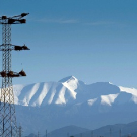 Las torres de la fallida línea de alta tensión transfronteriza Aragón-Cazaril siguen en pie 16 años después de que el Supremo dictaminara que incumplían la ley. /ECOLOGISTAS EN ACCIÓN