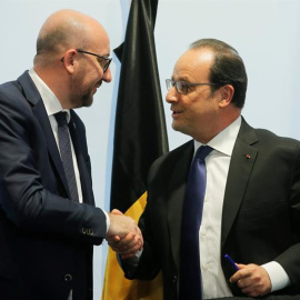 El presidente francés Francois Hollande en una rueda de prensa junto al primer ministro belga, Charles Michel. EFE/EPA/OLIVIER HOSLET