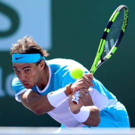 Nadal golpea una bola contra el japonés Nishikori. /EFE