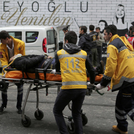 Equipos de emergencias atienden a uno de los heridos en el atentado de Estambul. /REUTERS