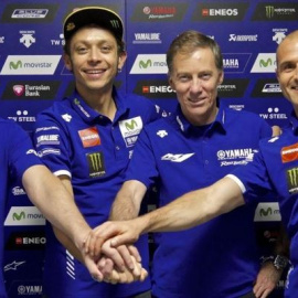 Rossi celebra con el equipo de Yamaha su renovación.