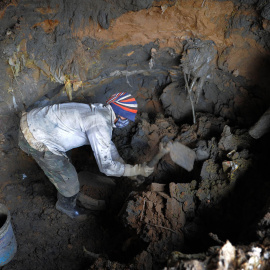 Ry Kuok sale con una bolsa de piedras a la espalda sacadas de una mina cavada a mano en una esquina remota de Camboya conocido como el "Bosque de Oro" . AFP/TANG CHHIN SOTHY
