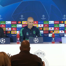 Zidane llega a la sala de prensa