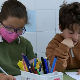 Fin de la mascarilla en las aulas: ¿Qué es el síndrome de la cara vacía?