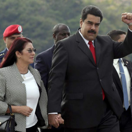 El presidente de Venezuela, Nicolás Maduro, junto a su esposa, saluda a la multitud en la Plaza de la Revolución. / REUTERS