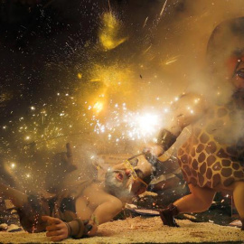 Una falla de Rita Barberá tirando del pelo a Mariano Rajoy, en llamas. /EFE