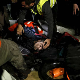Un refugiado llega inconsciente a las costas de Lesbs. / REUTERS
