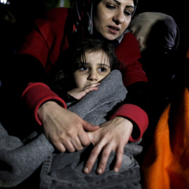 Una niña tapada con una manta a su llegada a la isla griega de Lesbos.- ALKIS KONSTANTINIDIS (REUTERS)