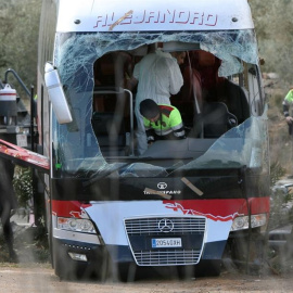 Agentes de los Mossos d'Esquadra en el interior del autocar que el pasado domingo chocó contra un vehículo en la autopista AP-7, a la altura de Freginals (Tarragona). EFE/Jaume Sellart