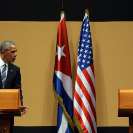 El presidente de Cuba Raúl Castro (d) y el presidente de Estados Unidos Barack Obama (d) participan hoy, lunes 21 de marzo de 2016, de una rueda de prensa en el Palacio de la Revolución en La Habana (Cuba). EFE/ALEJANDRO ERNESTO