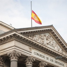 La bandera de España en el Congreso ondea a media asta tras los atentados de Bruselas./EUROPA PRES