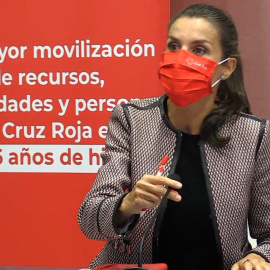 La Reina se pone el 'uniforme de trabajo' para una reunión de la Cruz Roja