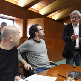 El diputado de Cha Gregorio Briz charla con los parlamentarios de Podemos Carlos Gamarra, autor de la iniciativa, y Héctor Vicente antes de comenzar la Comisión de Educación../ Cortesaragon.es