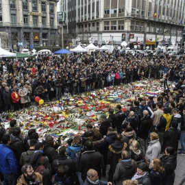 Cientos de personas guardan un minuto de silencio en la Plaza de la Bolsa en Bruselas (Bélgica). EFE/Christophe Petit Tesson