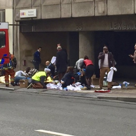 Personal de emergencias atiende a los heridos en la explosión del metro en Bruselas. REUTERS/Francesco Calledda