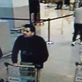 Fayçal Cheffou sería el tercer sospechoso del aeropuerto, el hombre del sombrero en la imagen.