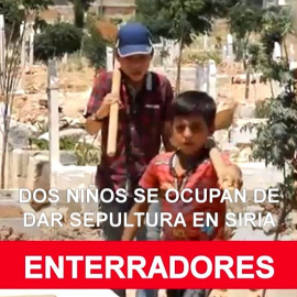 ENTERRADORES: Dos niños se encargan de dar sepultura en Siria