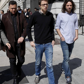 Los diputados de Podemos, Juan Antonio Delgado, Iñigo Errejón y Miguel Vila, tras el minuto del silencio que la Cámara Baja ha convocado hoy a mediodía como muestra de repulsa ante los atentados terroristas de Bruselas. / PACO CAMPOS (EFE)