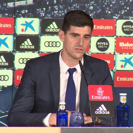 Courtois: "Nunca ha besado un escudo salvo el del Real Madrid"